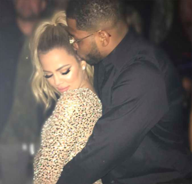 Depois, Tristan ainda teria dado indícios que não iria se casar com Khloé. Segundo o Radar Online, ele estaria se sentindo pressionado pela namorada e, na época, cogitou em cair fora: - Tristan mal está se acostumando com a ideia de ser pai e aqui está Khloe o pressionando para um noivado de alto perfil, afirmou uma fonte da publicação. Para piorar, o jogador de basquete não ficou muito à vontade com todo o dinheiro e exposição da família Kardashian, o que teria afastado também o ex-namorado de Khloé, James Harden. Apesar de todos esses rumores, os dois conseguiram levar o namoro e Khloé engravidou, dando à luz True Thompson, que apesar de levar a verdade em seu nome, é fruto de uma relação cheia de mentiras.