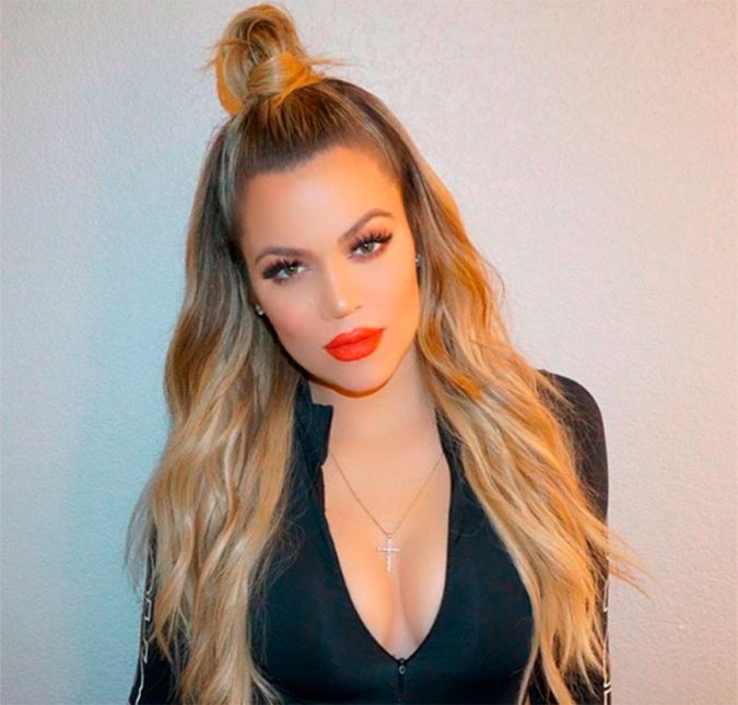 Até mesmo seu sangue Kardashian já foi contestado quando a ex-madrasta, Ellen Kardashian, que foi casada com Robert Kardashian, pai de Khloé, insinuou que ela seria uma filha adotiva. A polêmica sempre foi assunto na mídia internacional. A maior hipótese é que a socialite seria filha de Kris Jenner com o ex-atleta O.J. Simpson. Segundo o Daily Mail, ela chegou a implorar que o ex-atleta fizesse um exame de paternidade, o que, provavelmente, não aconteceu. Se ela é ou não uma autêntica Kardashian, nunca saberemos!