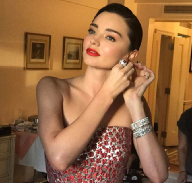 Miranda Kerr entrega joias recebidas em suposto esquema malaio de lavagem de dinheiro