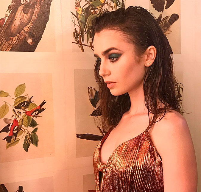 Lily Collins lança moda ao aparecer com cabelo molhado em programa, vem ver!