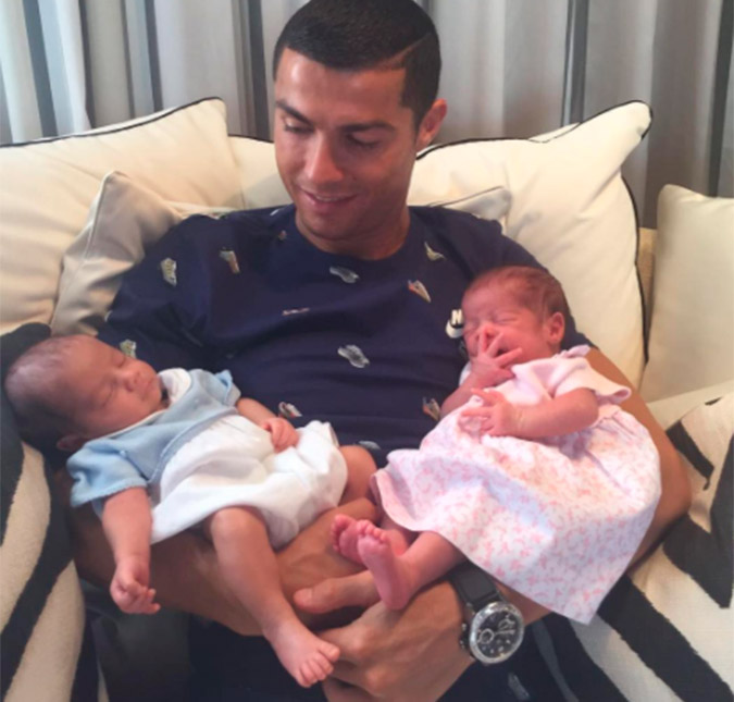Cristiano Ronaldo exibe primeira foto dos filhos gêmeos - e mais um bebê está à caminho!