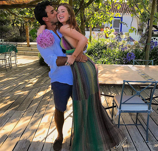 Marina Ruy Barbosa celebra aniversário em Portugal e ganha beijinho do noivo