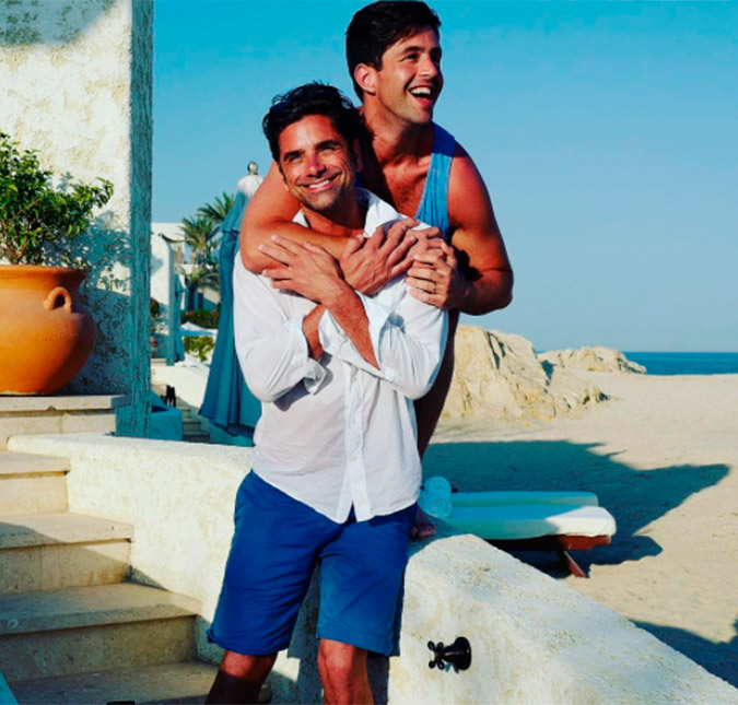 John Stamos brinca sobre casamento de Josh Peck: <I>Eu fui convidado, mas nem queria ter ido</I>