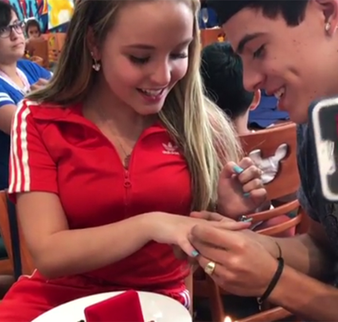 Thomaz Costa e Larissa Manoela trocam alianças na Disney, veja o momento!