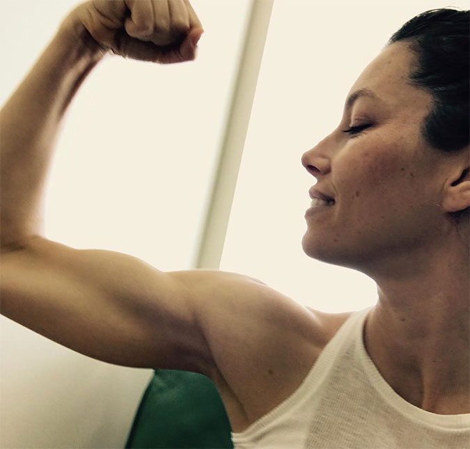 Jessica Biel exibe braço musculoso e desafia  Dwayne <i>The Rock</i> Johnson, entenda!