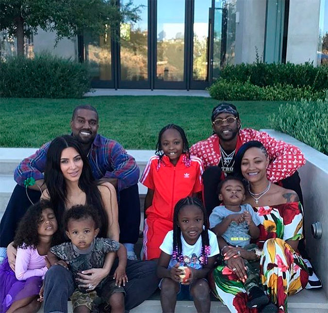 Kim Kardashian cozinha almoço de domingo e North West rouba a cena em foto, veja!