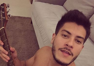 Arthur Aguiar rebate crítica no <i>Instagram</i>: <i>Você não sabe nem escrever direito</i>