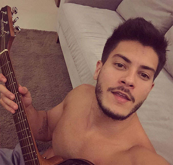 Arthur Aguiar rebate crítica no <i>Instagram</i>: <i>Você não sabe nem escrever direito</i>