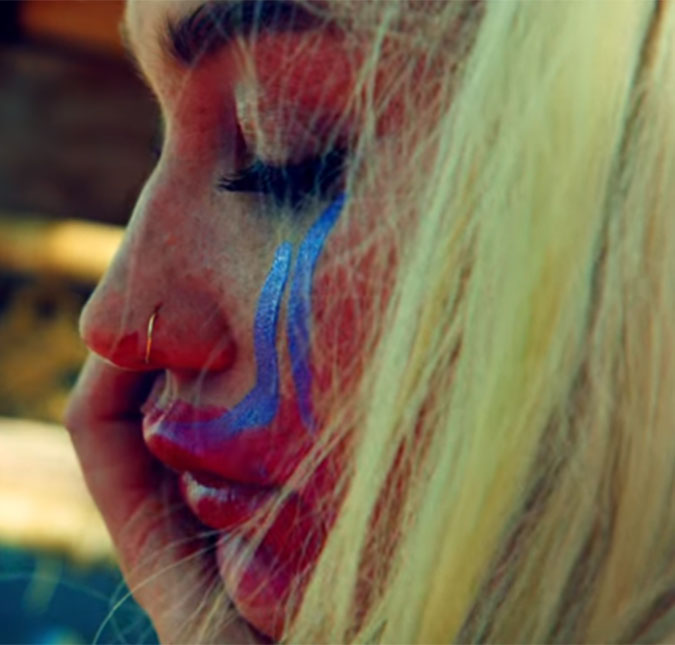 Kesha pede um sinal divino em <i>Praying</i>, seu mais novo clipe. Assista!