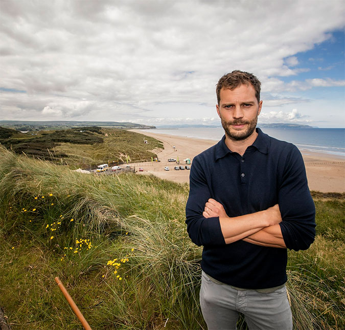 Jamie Dornan posa em meio a paisagem, mas outra coisa chama a atenção, veja a foto!