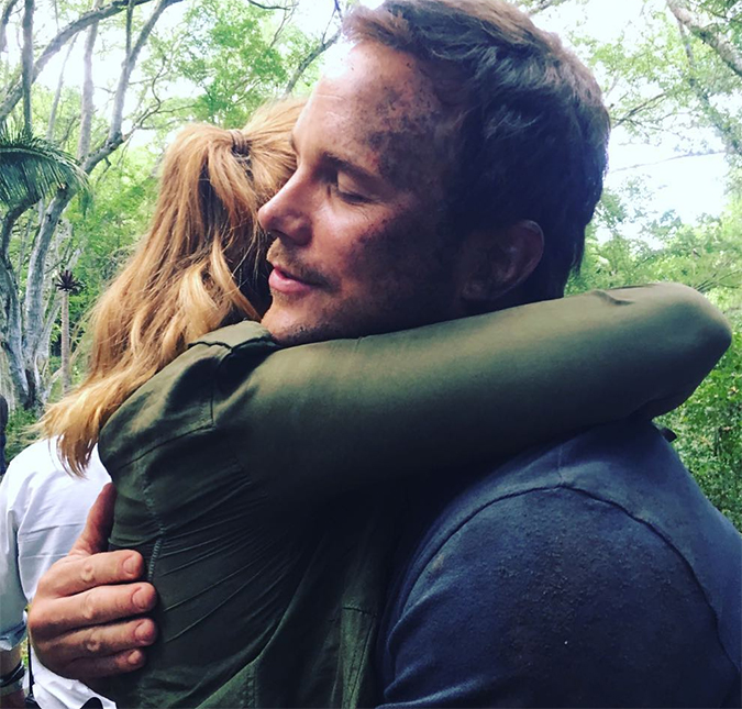 Chris Pratt e Bryce Dallas Howard se emocionam em término de filmagem