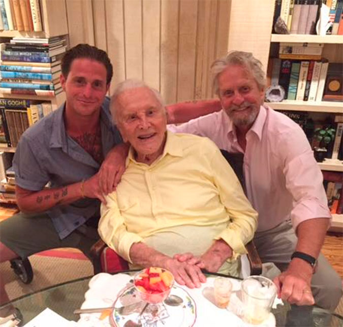 Cameron Douglas, em liberdade condicional, encontra-se com o avô, Kirk Douglas, após mais de oito anos, veja!