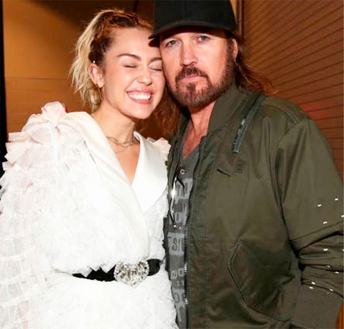 Billy Ray Cyrus diz que não há segredos entre ele e a filha, Miley Cyrus: -<i> Ela é como um livro aberto</i>