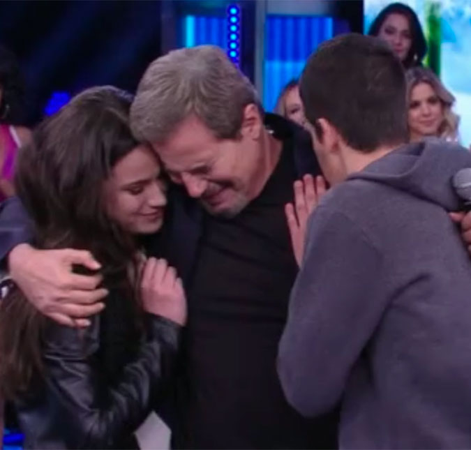 Edson Celulari cai no choro ao receber filhos, Enzo e Sophia, no palco do <i>Domingão do Faustão</i>