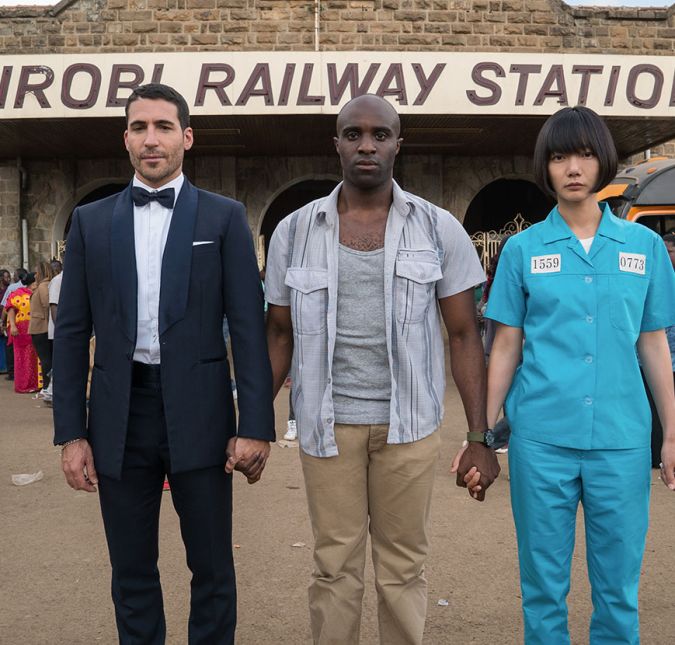 Aliás, a série era bem especial justamente por fugir do cenário típico, não focando só nos Estados Unidos. Sense8 não só mostrou países como México, Coréia do Sul, Finlândia, Índia, Alemanha e Quênia, como a Netflix fez questão de contratar atores que realmente haviam nascido naqueles lugares. Tudo muito autêntico, desde o começo!