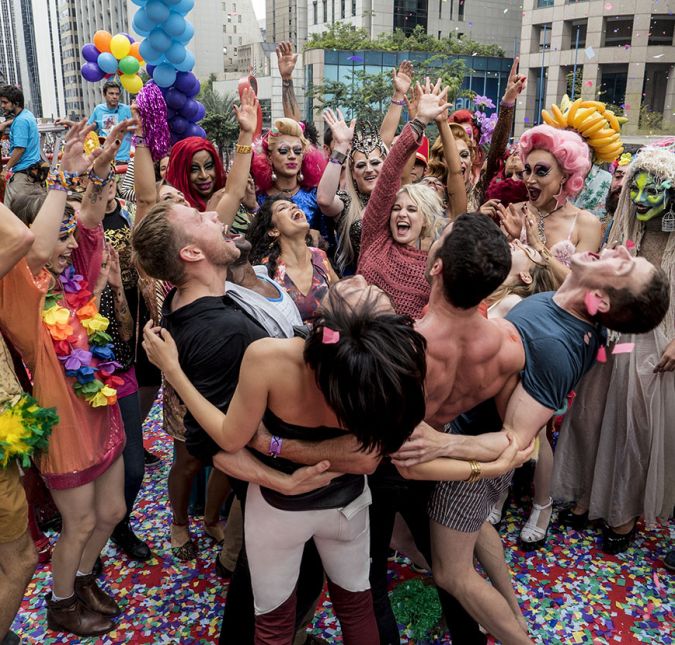 Como não sentir falta da série que homenageou o Brasil? Sense8 veio até o país e gravou cenas incríveis, inclusive na Parada Gay! Todos os atores se empolgaram, agradeceram o carinho dos brasileiros e espalharam amor por aí.