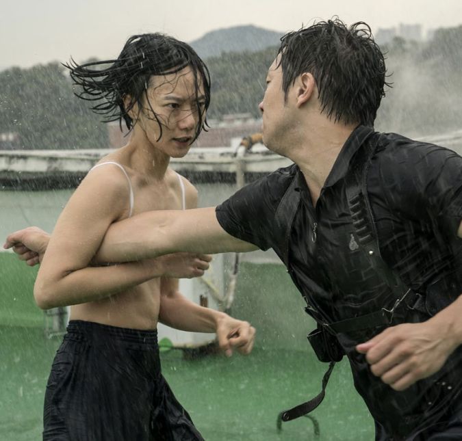 As cenas de luta, protagonizadas por Sun e Wolfgang, eram extremamente bem coreografadas, principalmente quando esses personagens estavam ajudando outros sensates. Imagina que complicado deixar perfeita uma cena que se passa em diferentes países e envolvendo diferentes pessoas, mas que tem que passar a sensação de estar acontecendo ao mesmo tempo?
