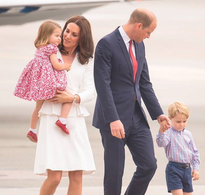 Princesa Charlotte repete <i>look</i> de Príncipe Harry em viagem da família na Polônia
