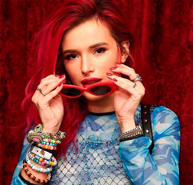 Bella Thorne reconhece que não sabia cantar: <i>- Eu era terrível!</i>