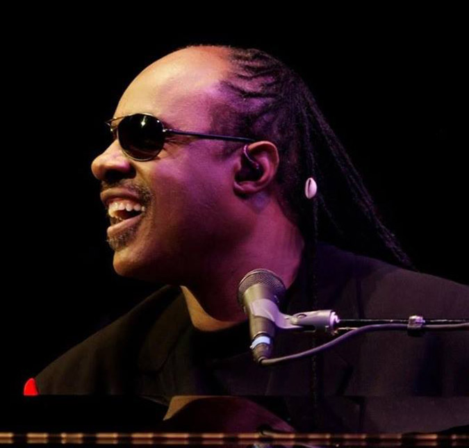 Stevie Wonder se casa com a namorada de longa data, Tomeeka Robyn Bracy. Saiba os detalhes!