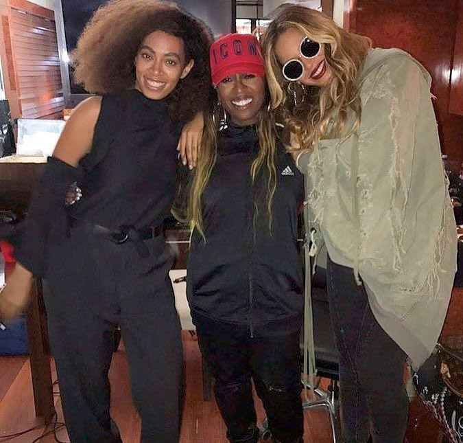 Beyoncé curte noite ao lado da irmã Solange e dança em <i>show</i> de Missy Elliot