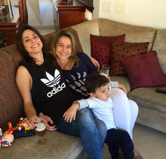 Fernanda Gentil posta foto descontraída ao lado da namorada e do filho, veja!