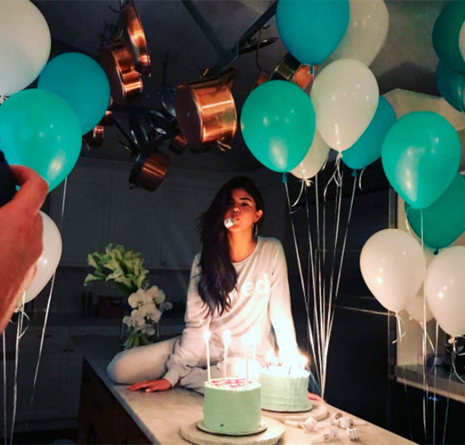 Selena Gomez celebra aniversário de pijama e com amigos próximos, confira cliques!