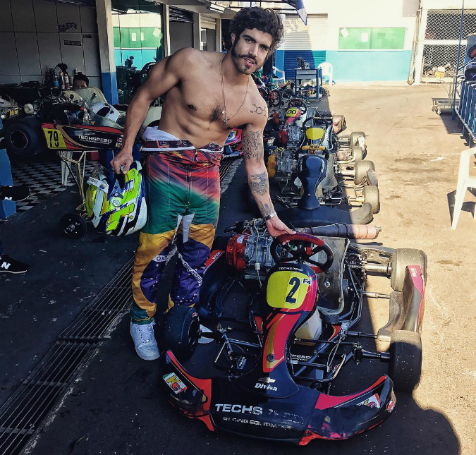Caio Castro surpreende fãs com tanquinho e corpo definido, veja!