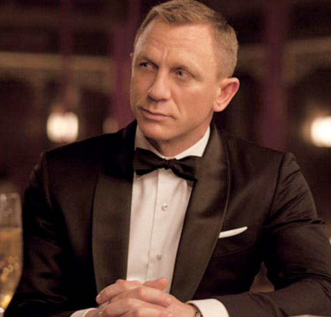 Daniel Craig continua como James Bond no próximo filme de <i>007</i>, diz jornal