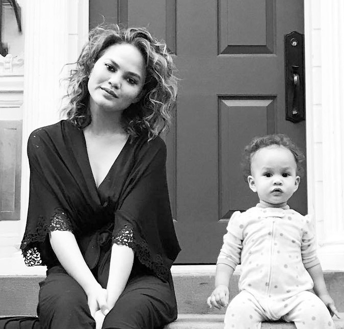 Chrissy Teigen releva que quer ter mais um bebê: <i>Eu mal posso esperar para ter uma grande família</i>