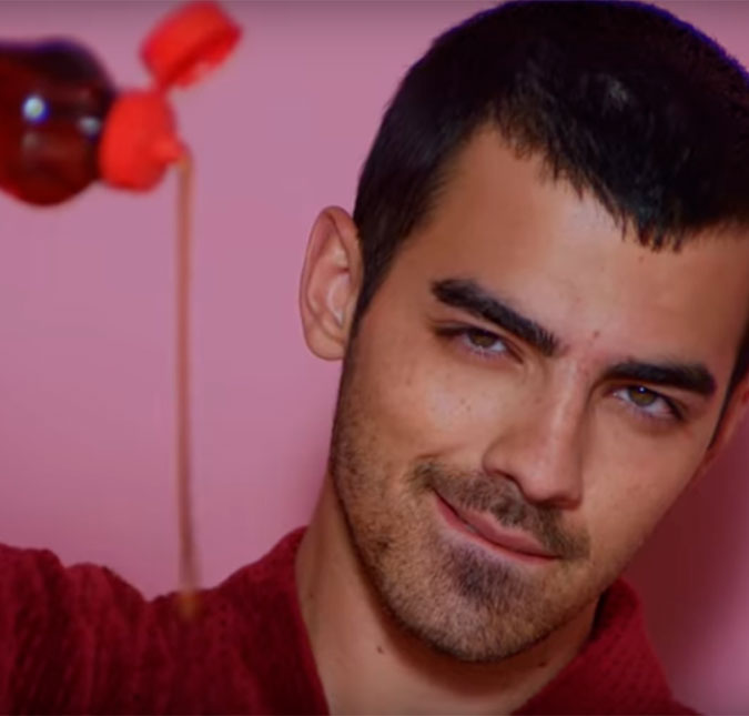 Joe Jonas sensualiza comendo panquecas em clipe de <i>Boys</i>, assista ao vídeo!