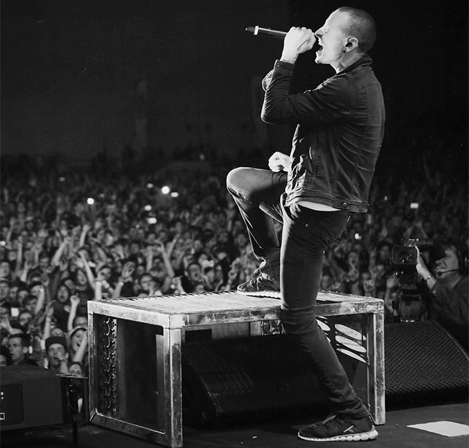 Em funeral privado, músicos prestam tributo a Chester Bennington