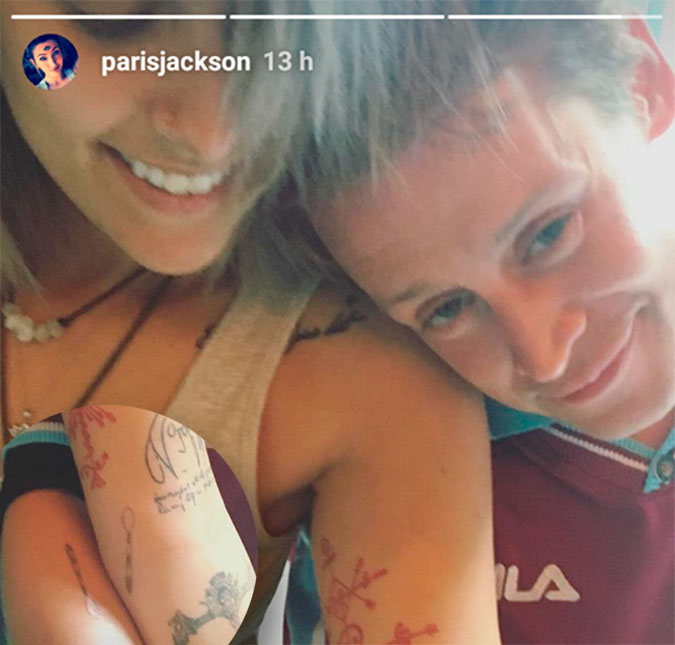 Paris Jackson e o padrinho, Macaulay Culkin, fazem tatuagens idênticas