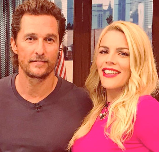 Busy Phillips compartilha história inusitada de quando conheceu Matthew McConaughey, saiba mais!