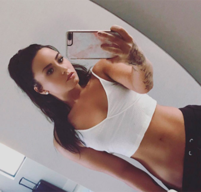 Demi Lovato publica foto de sua barriga e faz relato inspirador