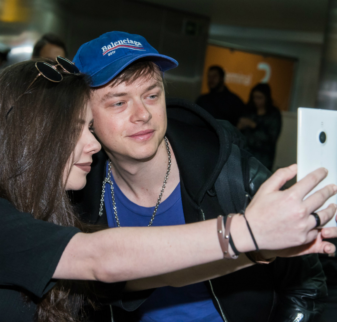 Dane DeHaan desembarca no Brasil para lançamento de <i>Valerian e a Cidade dos Mil Planetas</i>, saiba mais!