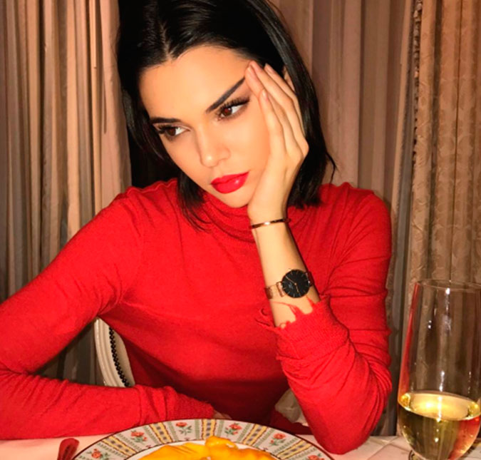 Kendall Jenner se pronuncia sobre polêmica de gorjeta em restaurante