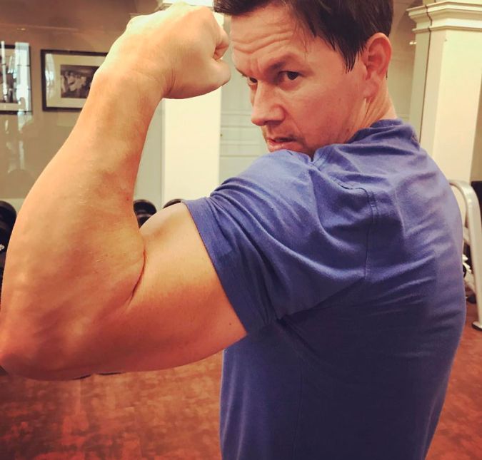Uma vez galã, sempre galã?! Parece que para Mark Wahlberg a resposta é sim! Estrela dos anos 1990, e hoje aos 51 anos de idade, o ator voltou a exibir um corpão sarado, depois de ter ficado um tempo com o físico mais magro. No Instagram, o ator contou que voltou a pegar pesado para viver um agente da CIA no filme Mile 22. Primeiro dia de treino para Mile 22, escreveu ele na legenda. Uma vez galã, sempre galã?! Parece que para Mark Wahlberg a resposta é sim! Estrela dos anos 1990, e hoje aos 51 anos de idade, o ator voltou a exibir um corpão sarado, depois de ter ficado um tempo com o físico mais magro. No Instagram, o ator contou que voltou a pegar pesado para viver um agente da CIA no filme Mile 22. Primeiro dia de treino para Mile 22, escreveu ele na legenda.