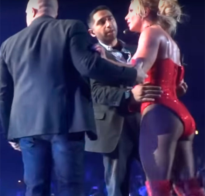 Britney Spears se assusta com fã invadindo o palco: <i>- Ele tem uma arma?</i>