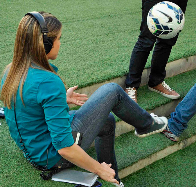 Fernanda Gentil faz cesta com os pés: <i>Foi de primeira mesmo!</i>