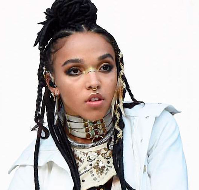 Após rumores de separação com Robert Pattinson, FKA Twigs troca carinhos com modelo francês!