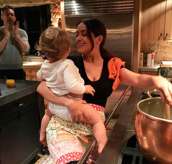 Salma Hayek toma conta da cozinha e da filha de Ryan Reynolds e Blake Lively!