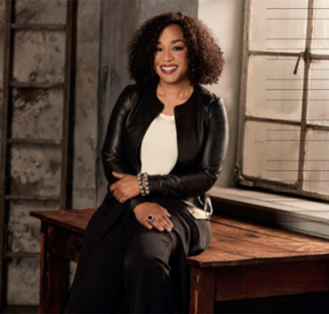 Shonda Rhimes, criadora de <i>Grey's Anatomy</i>, assina contrato com a <I>Neftlix</I>, saiba mais!