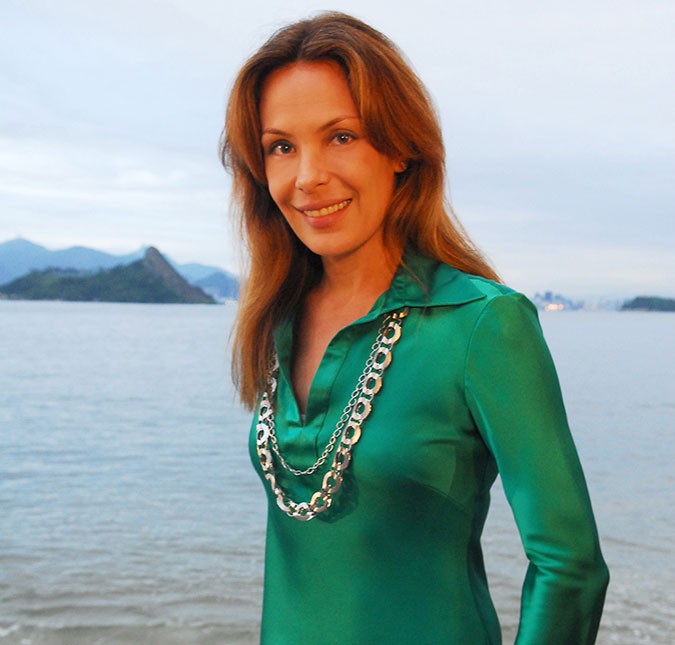 Carolina Ferraz relembra famoso bordão <i>Eu sou rica!</i> e afirma: <i>- Caiu em desuso</i>