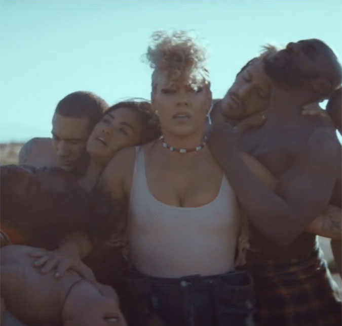 Pink divulga clipe de <i>What About Us</i>, que traz tom político