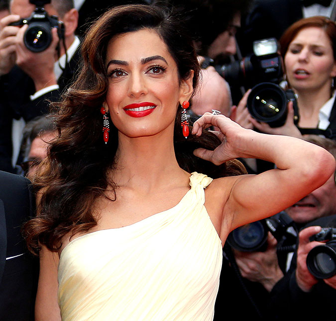 Amal Clooney tem vitória em defesa de mulheres vítimas do Estado Islâmico