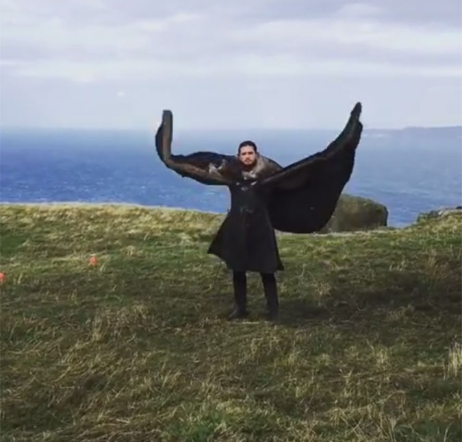 Emilia Clarke mostra Kit Harington imitando um dragão nos bastidores de <i>Game of Thrones</i>, assista!