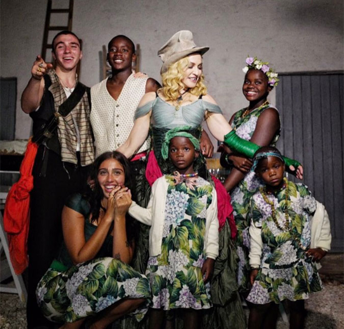 Madonna divulga foto com todos os seus filhos, confira!