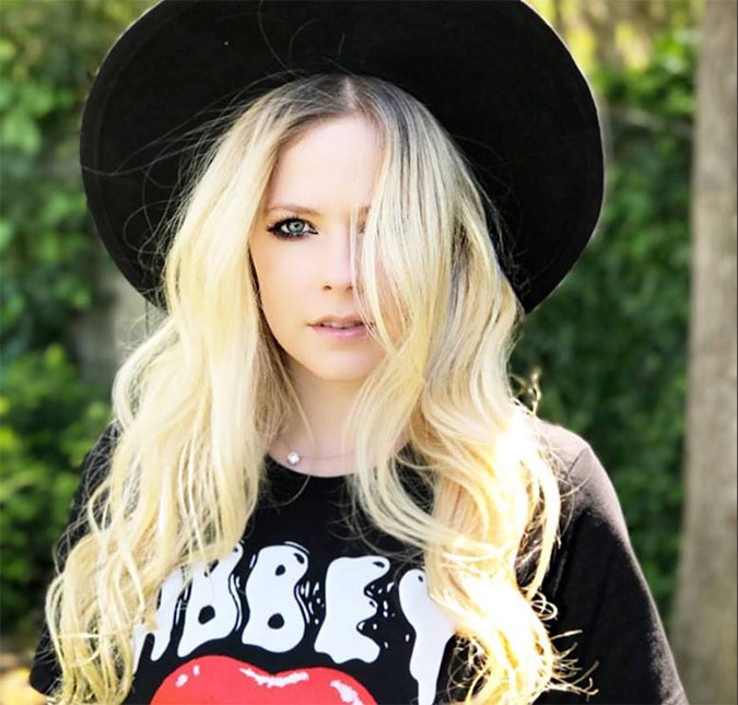 Avril Lavigne assume namoro com produtor musical, saiba mais!