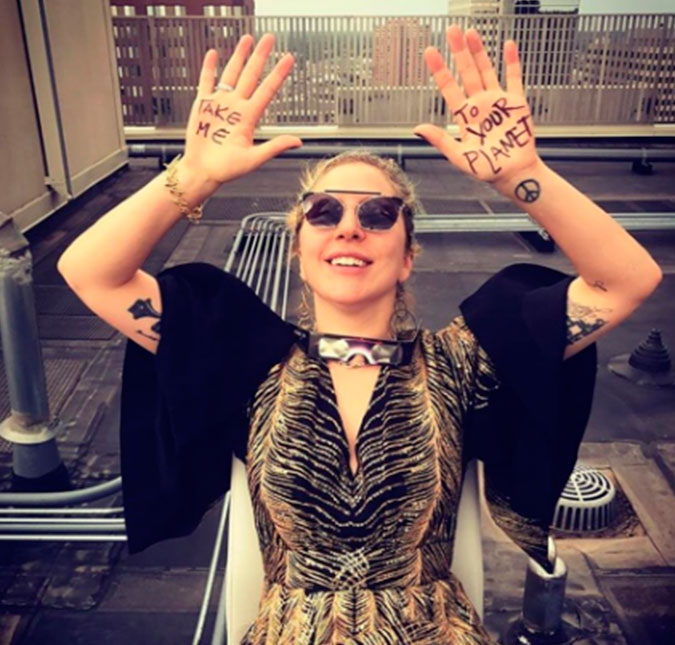 Lady Gaga entra na <i>vibe</i> do eclipse solar e manda recado para alienígenas, entenda!